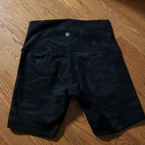 Lululemon Camo bike shorts, size 6, EUC
